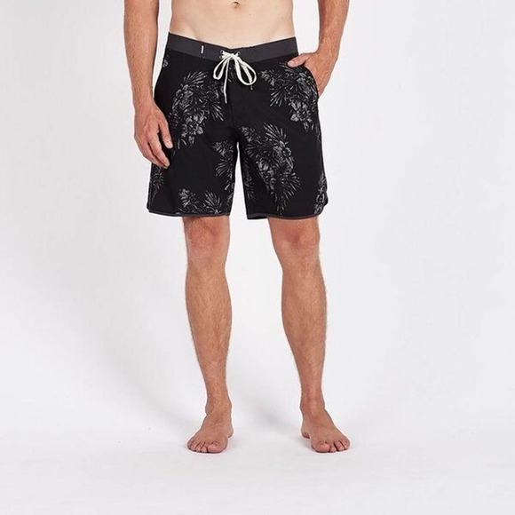Vuori Other - Vuori Cruise BoardShort Black Vintage Floral Gray Men's Board Shorts 32 H14054